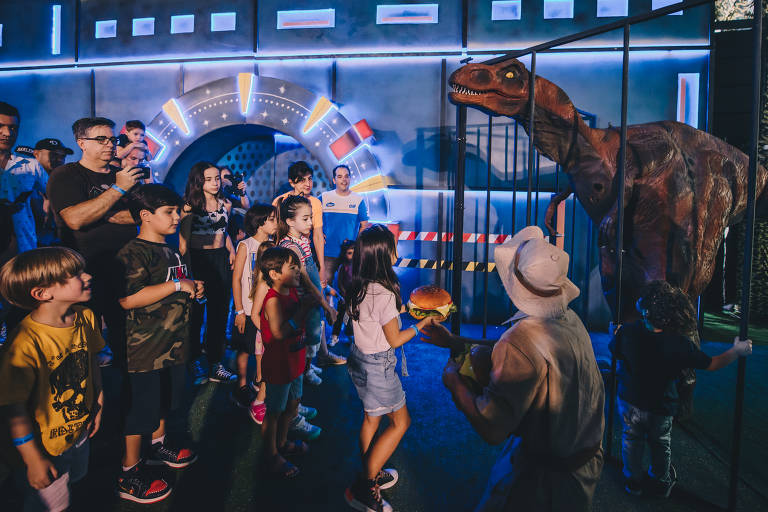 No 'Jurassic Safari - Diner Experience', tiranossauros, estegossauros, exemplares de Velociraptor e Dilophosaurus, além do pescoçudo braquiossauro interagem com visitantes