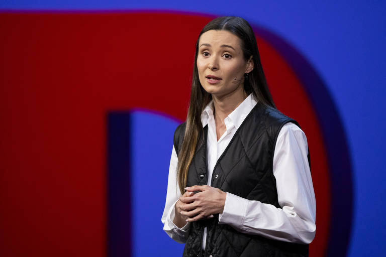 A educadora Zoia Litvin durante palestra no TED, em Vancouver, no Canadá