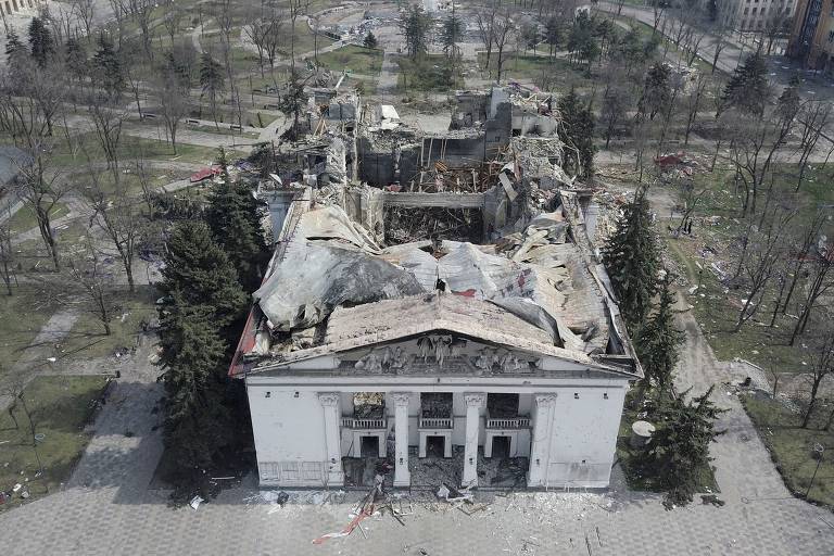 Vista aérea do teatro mostra teto destruído