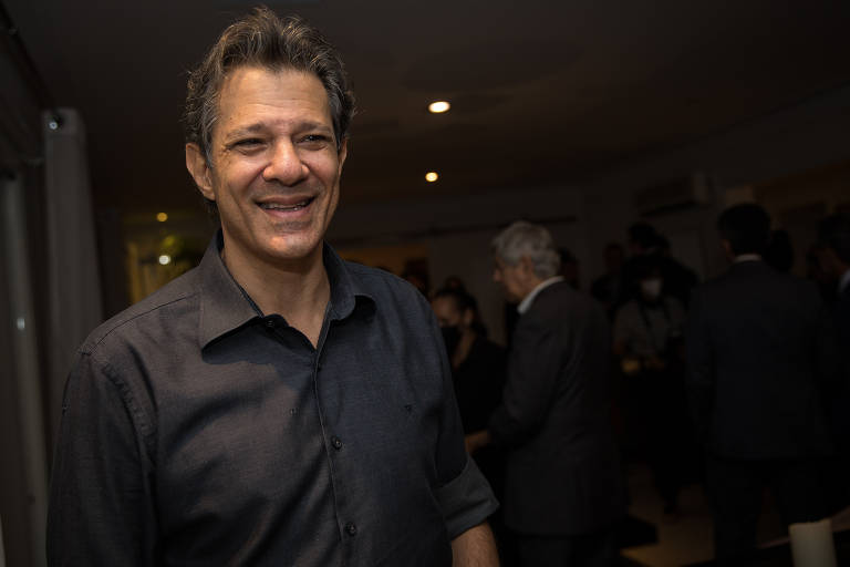 Ex-prefeito Fernando Haddad aparece sorrindo 