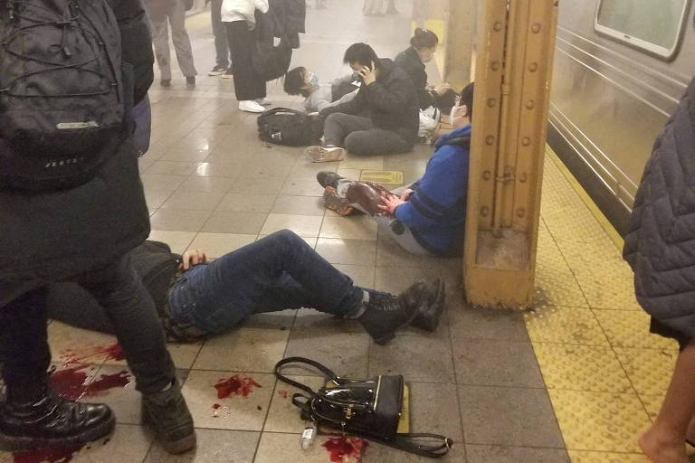 Pessoas feridas em plataforma da estação de metrô da rua 36, na região do Brooklyn, em Nova York