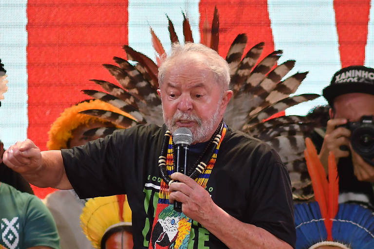 O ex-presidente Lula (PT) em visita a acampamento indígena em Brasília