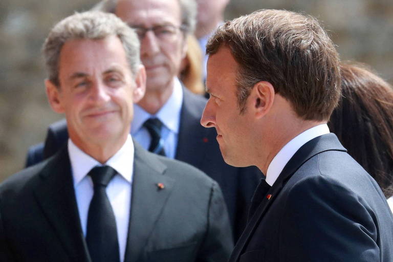 O ex-presidente Nicolas Sarkozy (esq.) e o atual presidente da França, Emmanuel Macron (dir.), durante evento em Paris