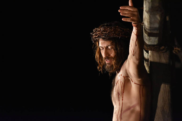 O ator Gabriel Braga Nunes interpreta Jesus no momento em que está pregado à cruz