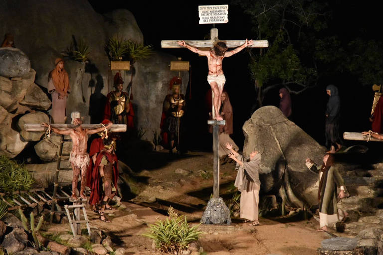 O ator Gabriel Braga Nunes interpreta Jesus na encenação da Paixão de Cristo