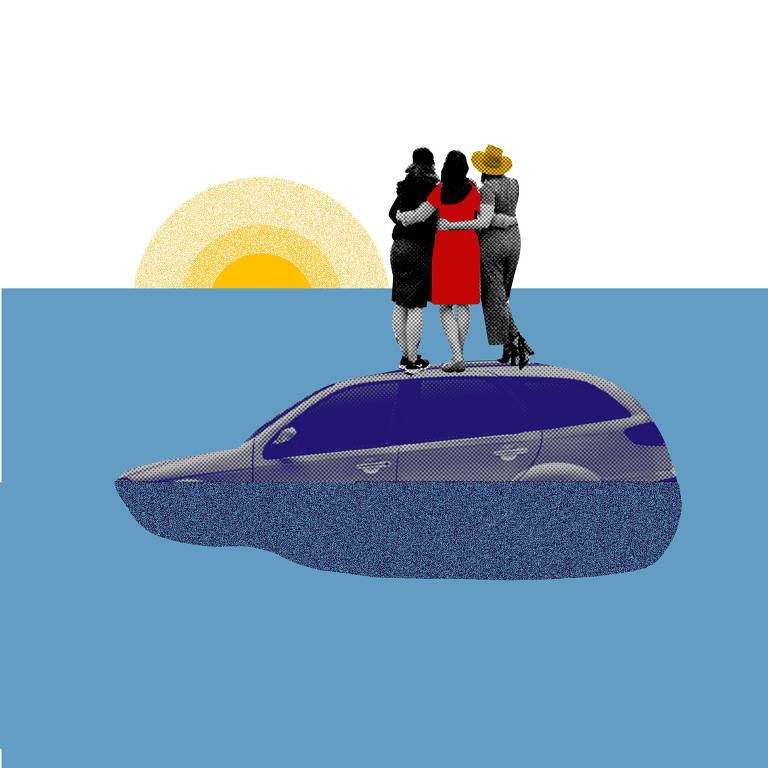 Ilustração que representa um mar azul no qual se encontra a superfície de um carro, em cima do qual estão três três pessoas abraçadas e viradas de costas, olhando o pôr do sol