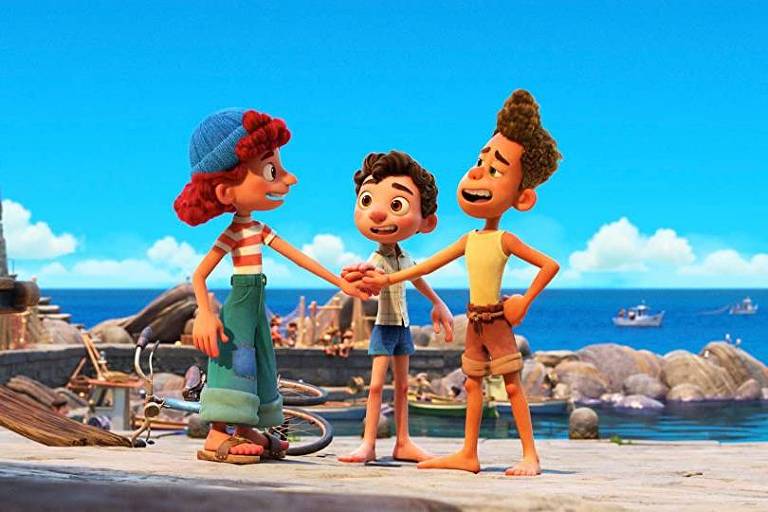 Frame de animação em que três pré-adolescentes aparecem em costa do litoral italiano