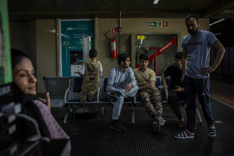 Mohammad junto com outros refugiados afegãos que chegaram ao aeroporto