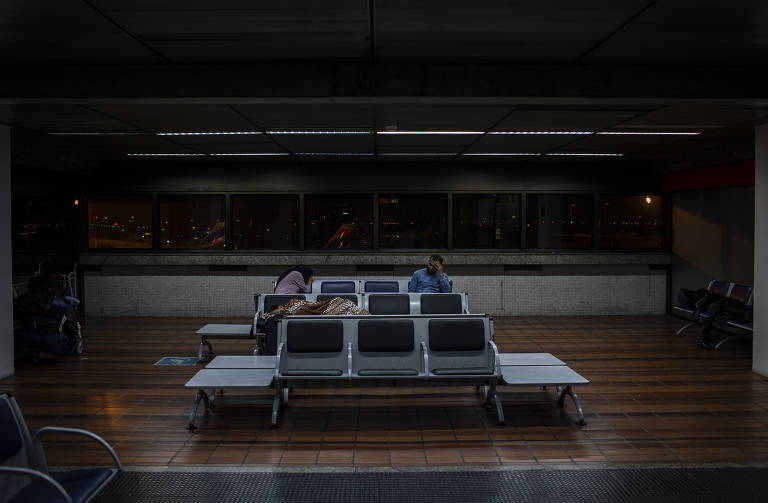 O casal conversa depois de colocar todos os filhos para dormir