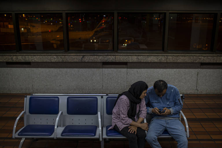 Mohammad e Khalida Nasimi em um dos bancos do mezanino do terminal 2