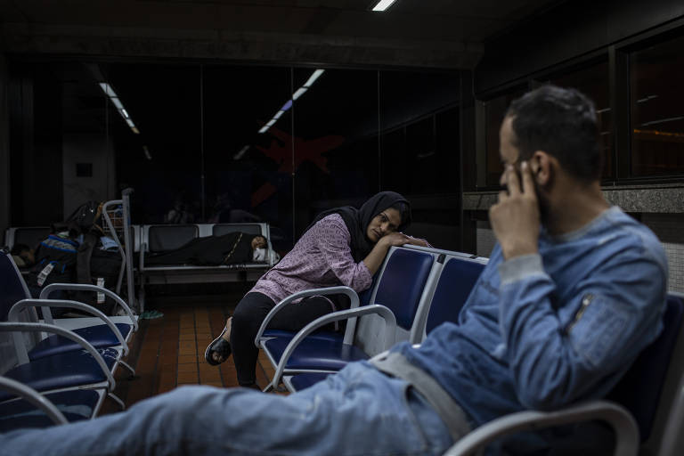 Mohammad e Khalida conversam depois de colocarem os filhos para dormir, na noite de segunda-feira