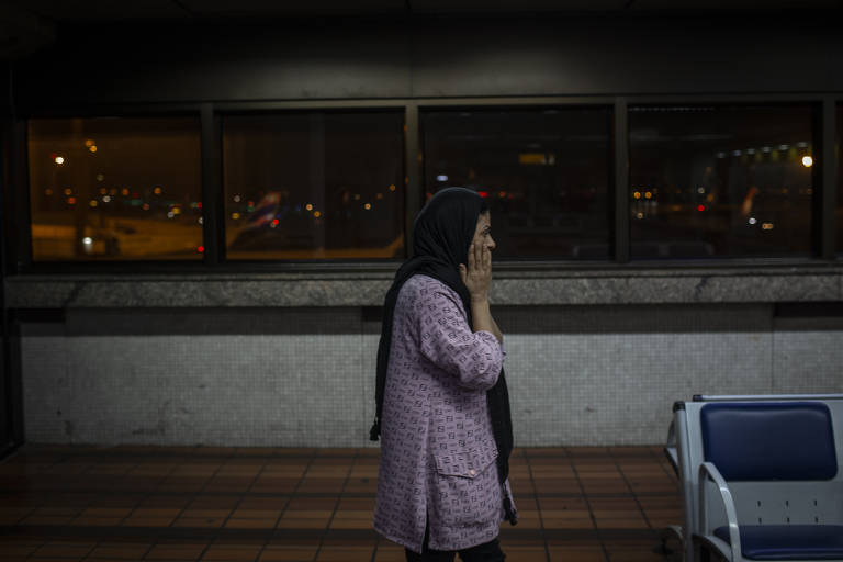 Khalida caminha depois de confortar um dos filhos no banco onde dorme