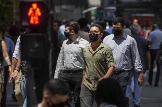 Como esta o uso de mascara em Sao Paulo ? Pessoas circulam na av Paulista no horario do almoco. Maioria ainda usa  mascara