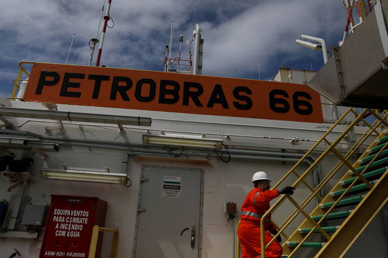 Trabalhador em plataforma de Petróleo marítima no Rio de Janeiro