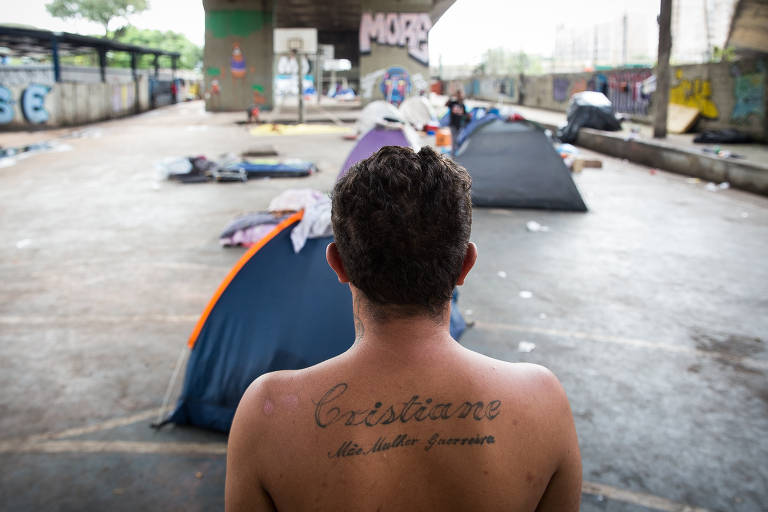 Pessoas em situação de rua e suas barracas embaixo do viaduto do Glicério, na região central de São Paulo