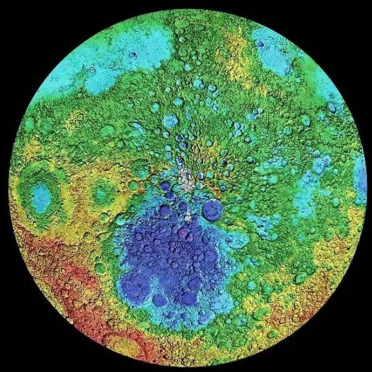 As cores mostram altitudes no Polo Sul da Lua: roxo (profundidade superior a 9.000 metros), verde (altitude zero), amarelo (2.000 metros acima do nível da superfície), laranja (4.000 metros) e vermelho (8.200 metros). A Bacia de Aitken, uma cratera com cerca de 2.500 km de diâmetro e 12 km de profundidade, é a grande mancha roxa e azul escura