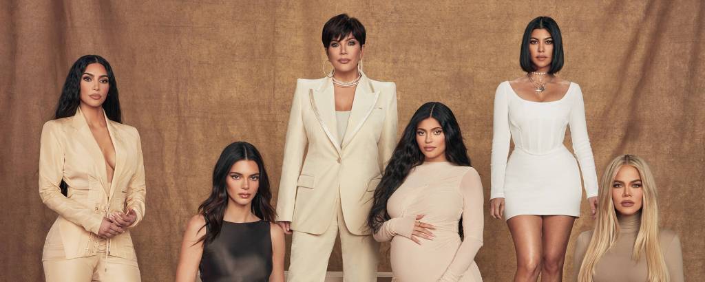 Kardashians posam para foto de divulgação do novo programa