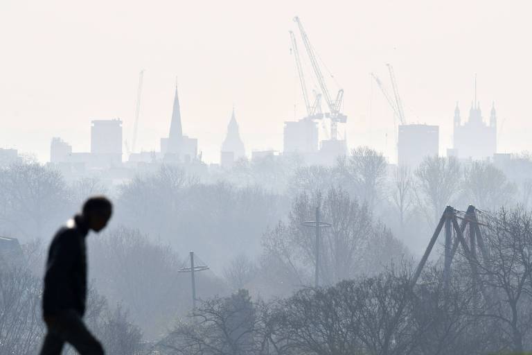 Homem caminha pela Primrose Hill, em Londres, em um dia em que a capital inglesa entrou em estado de alerta por causa da poluição do ar