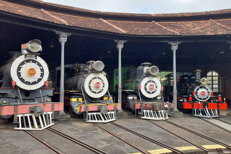 Locomotivas na rotunda de São João del-Rei