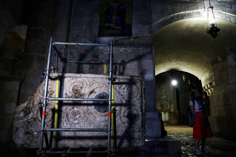 A pedra descoberta com a frente decorada da época das cruzadas, que seria o altar da igreja do Santo Sepulcro, em Jerusalém