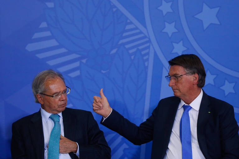 Presidente Jair Bolsonaro e ministro Paulo Guedes (Economia) participam de cerimônia no Palácio do Planalto.