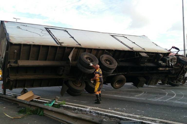 Agentes da CET desviram caminhão na Marginal Tietê e liberam via para circulação