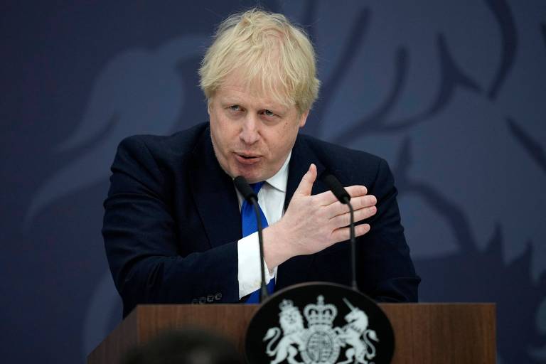 O premiê britânico, Boris Johnson, discursa durante anúncio da nova política anti-imigração, no aeroporto Lydd