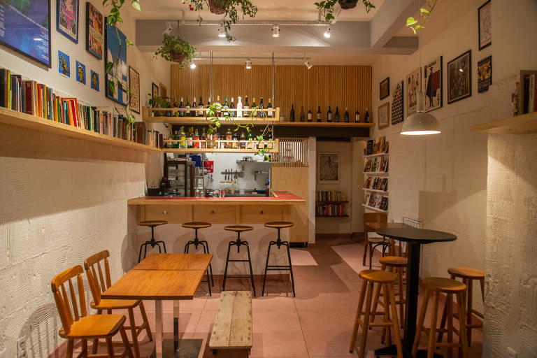 Ambiente interno do Lardo - Bar e Sebo, que mistura livros e drinques num só ambiente