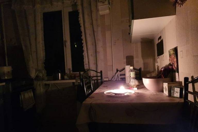 Família ficou sem energia elétrica diante dos constantes ataques em Mariupol