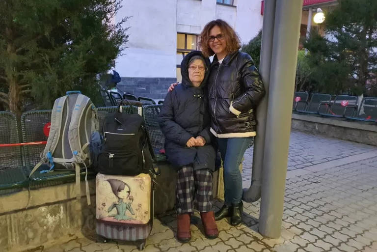 Yulia e Silvana em estação de trem na Crimeia, enquanto se preparavam para o início da viagem de retorno ao Brasil