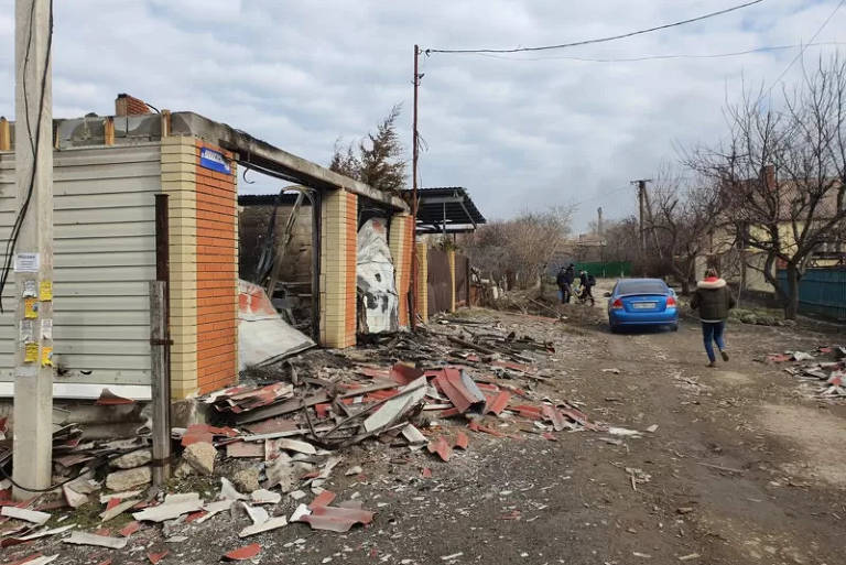 No caminho para pegar água havia sinais da destruição causada pelos ataques a Mariupol