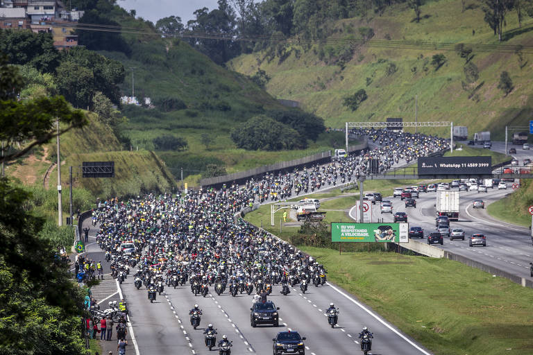 Livro 'O Ovo da Serpente' dá voz a agentes de Bolsonaro - 17/08/2022 -  Fernanda Torres - Folha