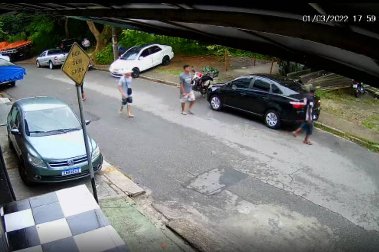 Imagem de câmera de segurança mostra os irmãos Luiz e Gustavo e o pai andando na rua