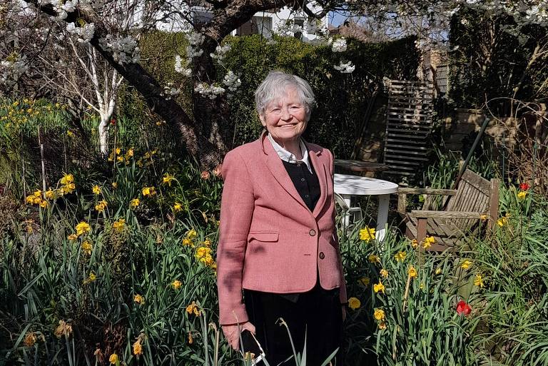 Retrato da economista chilena Stephany Griffith-Jones no jardim da sua casa, em Brighton, na Inglaterra
