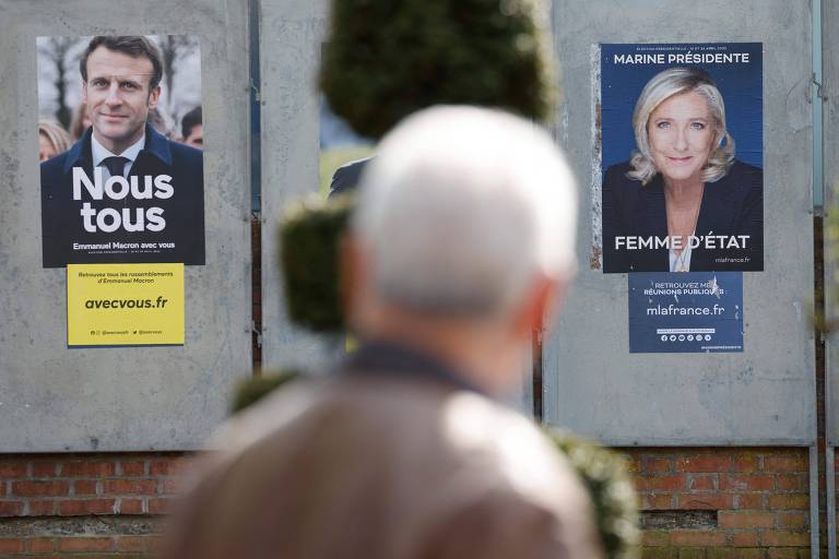 Cartazes de campanha do presidente Emmanuel Macron e de sua rival, Marine Le Pen, em Denain, na França