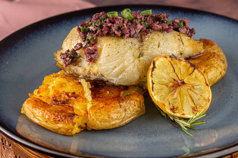 Bacalhau à lagareiro com brocolis e arroz garoando d - Picture of Por Ai  Tasca Portuga, Sao Paulo - Tripadvisor