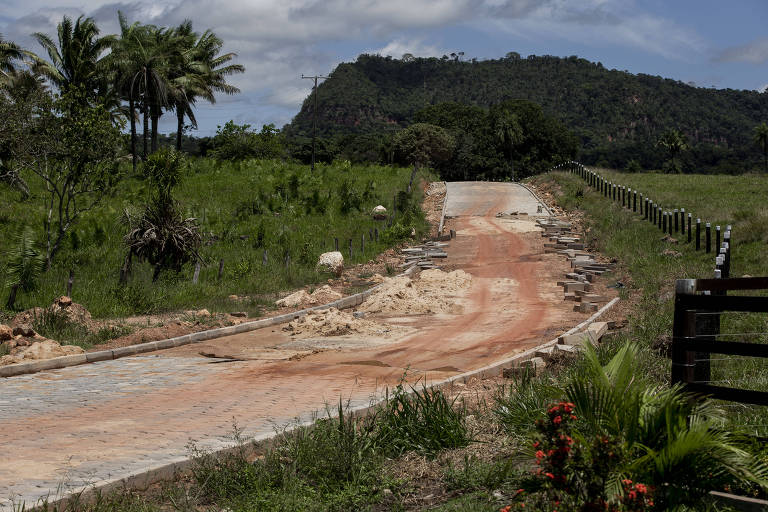Vista de obra parada de pavimentação a cargo da empresa Construservice no povoado Macaúba, em Sítio Novo do Tocantins (TO)
