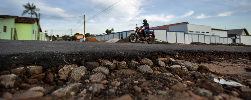 Ruas da cidade de Araguatins, na divisa entre os estados do Tocantins e Pará; município recebeu obras de pavimentação da Codevasf há cerca de seis meses e ainda enfrenta problemas com diversas vias esburacadas