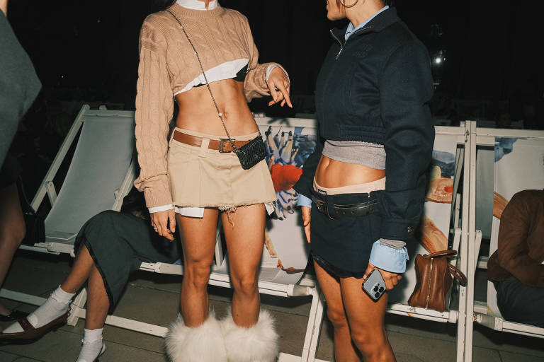 Convidada usa a minissaia de cintura baixa da Miu Miu no desfile de outono da marca na semana de moda de Paris