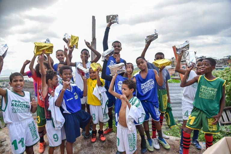 Ação de Páscoa distribui 25 mil chocolates a crianças em favelas do Rio