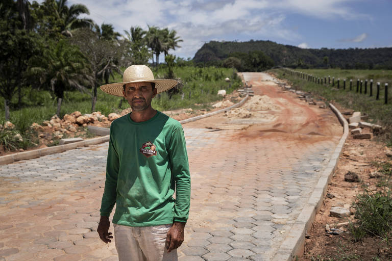 O vaqueiro Ronilson Rodrigues de Sá, 42, em trecho inacabado em estrada de Sítio Novo do Tocantins (TO). Foto: Adriano Vizoni/Folhapress