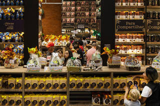 Pascoa da inflacao: chocolates a precos mais competitivos ganham espaco no mercado:  Consumidores compram ovos de pascoa e chocolates na loja da fabrica showroom da Cacau Show em Itapevi