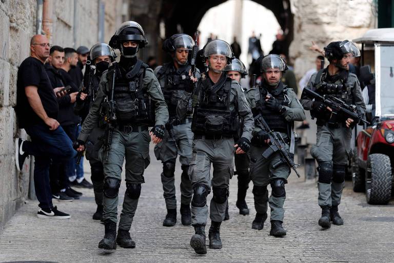Homens fardados e com capacetes patrulham a Cidade Antiga de Jerusalém