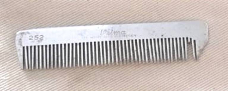 Pequeno pente de ferro usado para pentear bigode com um dente faltante