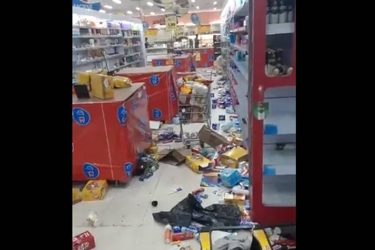 Inúmeros produtos jogados no chão de um supermercado
