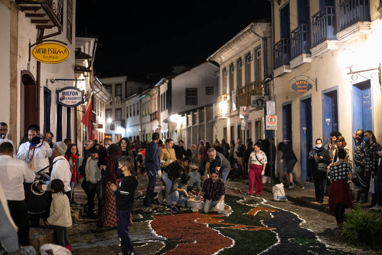 Tradição em Ouro Preto, tapetes tradicionais cobrem as ruas da cidade no domingo de Páscoa