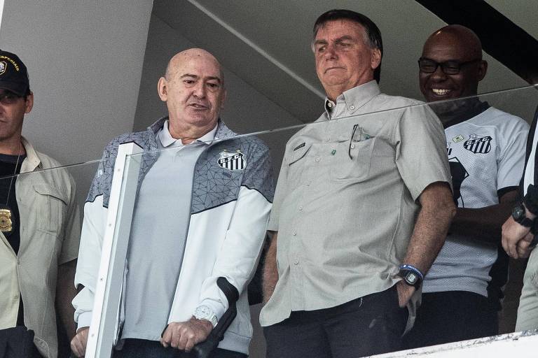O presidente Jair Bolsonato assiste o jogo entre Santos e Coritiba, na Vila Belmiro, ao lado do mandatário da equipe paulista, Andres Rueda