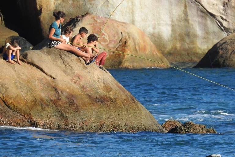Lucimar pesca com alguns dos filhos na Ponta Negra, em Paraty