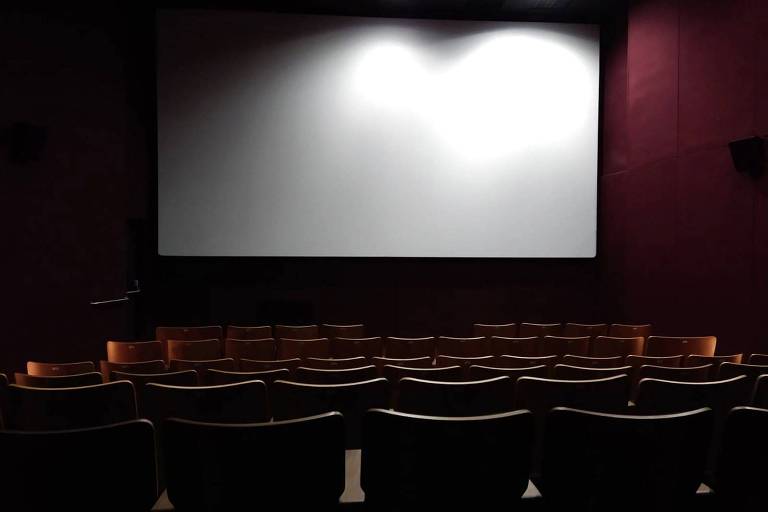 Poltronas e tela do novo Cinusp Paulo Emilio, sala de cinema dentro da USP