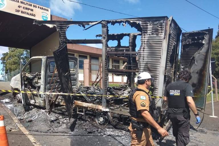 Caminhão ficou completamente destruído após ser incendiado pelos criminosos